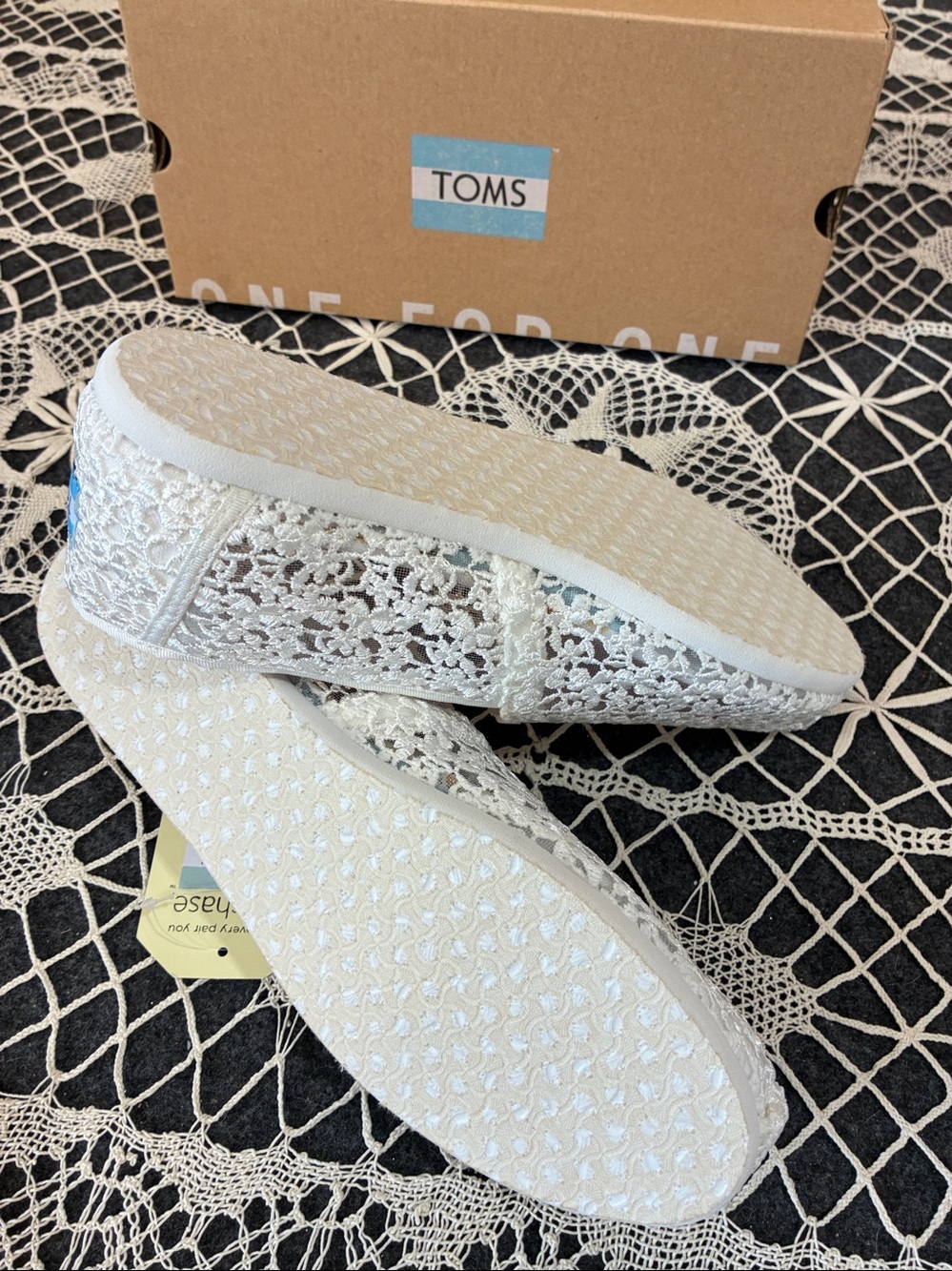 TOMS Women's White Mini Floral Lace Slip-On Flats, 9.5 B - Picture 7 of 8